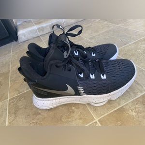 Nike leBron witness v